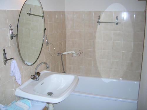 La salle de bains est pourvue d'un lavabo, d'un miroir et d'une baignoire. dans l'établissement LELEX, MONTS JURA, LES ETALES 26, à Lélex