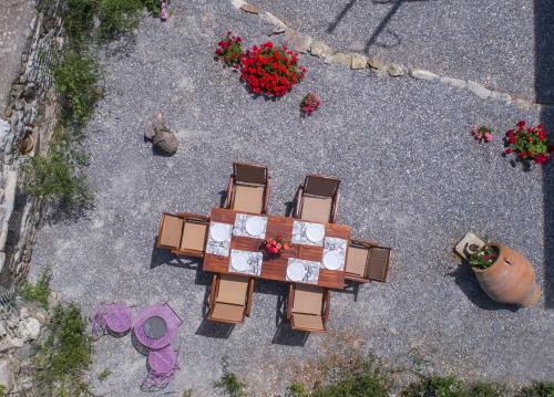 an overhead view of a table and chairs and flowers at Yiayia's Place in Vathiakón
