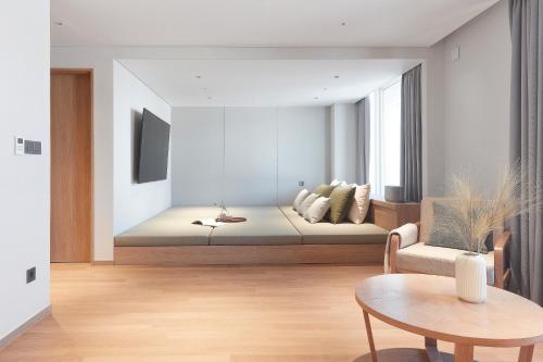 a living room with a couch and a table at Phoenix Resort Pyeongchang in Pyeongchang 