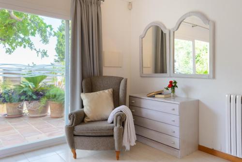 Un lugar para sentarse en Villa Can Joan I - Fantastic Sunset Views and Family Friendly -