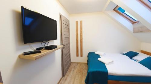 Kleines Zimmer mit einem TV an der Wand in der Unterkunft PATTY Garni in Donovaly