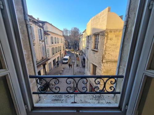 una finestra con vista su una strada della città di Charmant T3 calme au coeur du centre historique ad Avignone