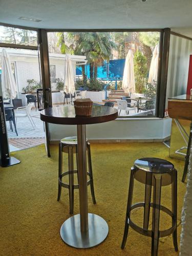 a table and two stools in a living room at La Posada de El Chaflán in Madrid