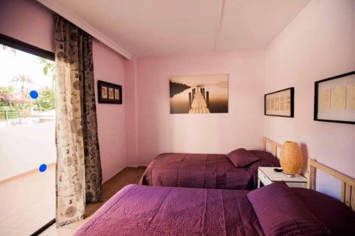 sypialnia z dwoma łóżkami i oknem w obiekcie Apartment Avenida Puig w Aronie