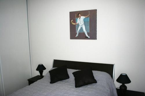 - une chambre avec un lit orné d'une peinture murale dans l'établissement Appartement Les Romanesques, à Cambo-les-Bains