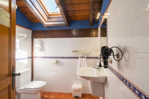 uma casa de banho com um WC e um lavatório em CASA RURAL ETXANO em Amorebieta-Echano