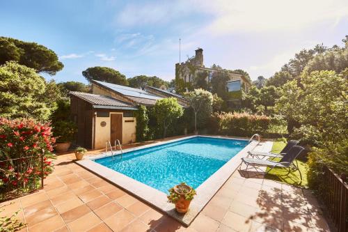a swimming pool in the backyard of a house at La Bruguera de Púbol Villa & Eco Retreat Centre in Púbol