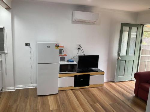 Kuchyň nebo kuchyňský kout v ubytování Hughesdale Private Studio