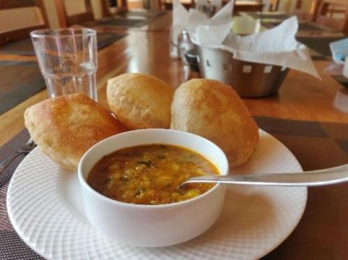 Makanan di atau berdekatan hotel