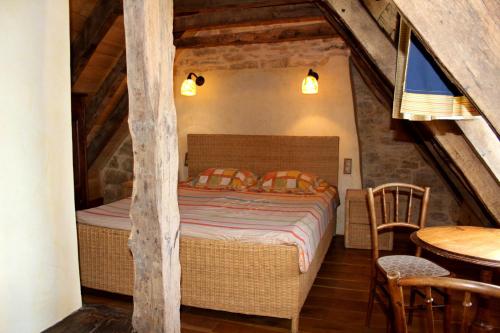 Gulta vai gultas numurā naktsmītnē Maison de 4 chambres avec piscine partagee et jardin amenage a Saint Cybranet