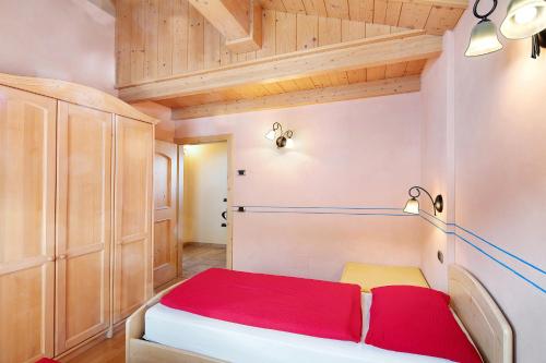 Säng eller sängar i ett rum på Chalet Betty Appartamento Larasc