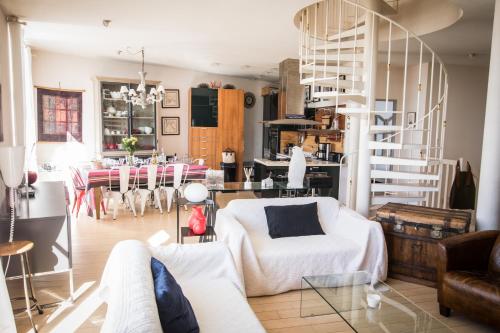 un salon avec un canapé blanc et une table dans l'établissement Appartement terrasse 3*dominant St Martin de Ré, à Saint-Martin-de-Ré