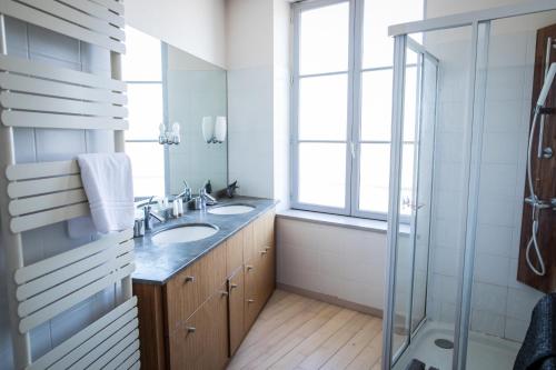 a bathroom with a sink and a shower at Appartement terrasse 3*dominant St Martin de Ré in Saint-Martin-de-Ré