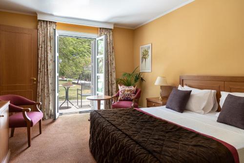 納夫普利翁的住宿－Amalia Hotel Nafplio，酒店客房设有一张床和一个阳台。
