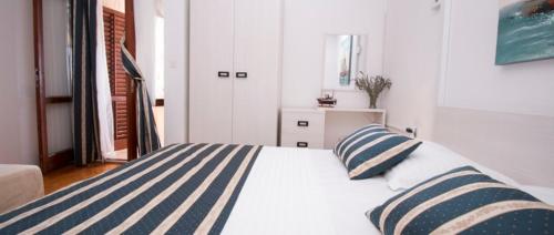 Posteľ alebo postele v izbe v ubytovaní Studio apartment in Pisak with sea view, balcony, air conditioning, WiFi 3340-1