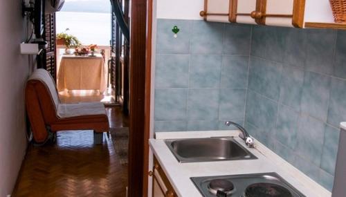 Kuchyňa alebo kuchynka v ubytovaní Studio apartment in Pisak with sea view, balcony, air conditioning, WiFi 3340-1