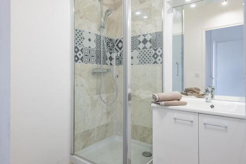 a bathroom with a shower and a sink at L'Impressionniste in Pontoise