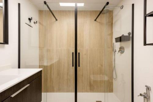 a shower with a glass door in a bathroom at Carmela Suites Apartamento de dos dormitorios in Granada