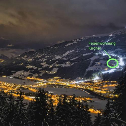 Pemandangan gunung umum atau pemandangan gunung yang diambil dari apartmen