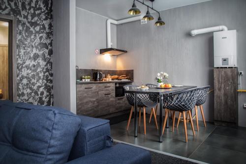eine Küche und ein Esszimmer mit einem Tisch und Stühlen in der Unterkunft Samira1 in Kiew