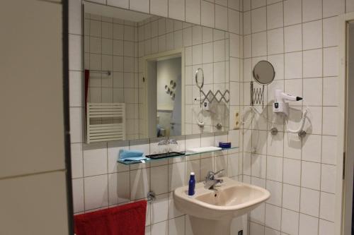 a bathroom with a sink and a mirror at Weingut Gorges-Reinhard in Wintrich