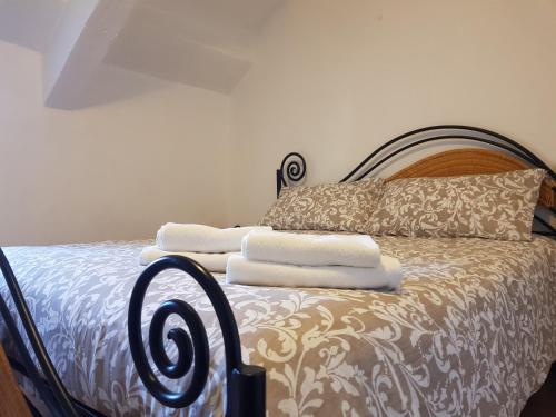 um quarto com uma cama com toalhas em The Angy's Flat em Domodossola