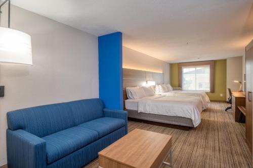 מיטה או מיטות בחדר ב-Holiday Inn Express Hotel & Suites Greenville, an IHG Hotel