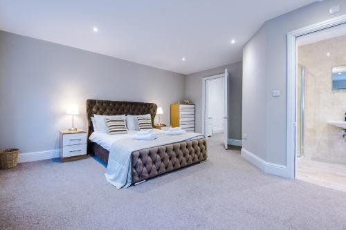 um quarto com uma cama grande e uma casa de banho em Cromwell House em Chester
