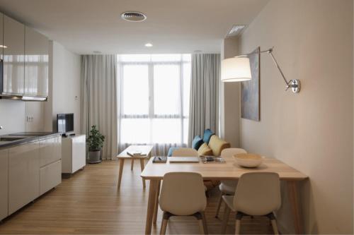 a kitchen and dining room with a table and chairs at MUSH ROOM APARTAMENTOS in Seville