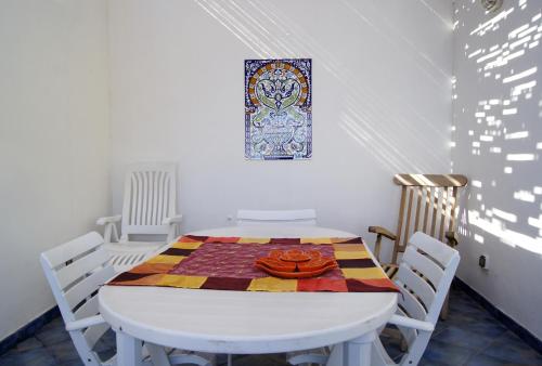 a white table with chairs and a plate on it at Villa Alba Appartamenti in Kamma