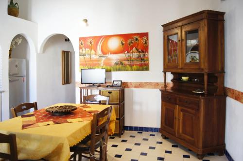 a dining room with a table and a painting on the wall at Villa Alba Appartamenti in Kamma