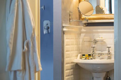 a bathroom with a sink and a mirror at Boutique B&B Torre de' Conti in Florence