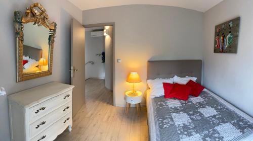 ラ・ガルド・アデマールにあるLe Mas Isachris T3のベッドルーム1室(ベッド1台、ドレッサー、鏡付)