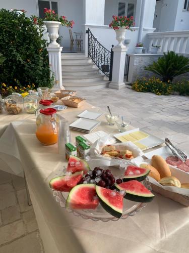 uma mesa com frutas e legumes sobre uma mesa em Palma Salentina em Lizzano