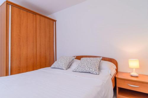 Posteľ alebo postele v izbe v ubytovaní Holiday apartment in Okrug Gornji with terrace, air conditioning, WiFi 3436-1