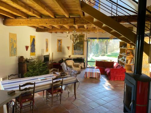 un salon avec un canapé, une table et des chaises dans l'établissement La Bergerie, à Gan