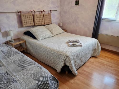 Ένα ή περισσότερα κρεβάτια σε δωμάτιο στο Chambres d'hôtes des Oliviers