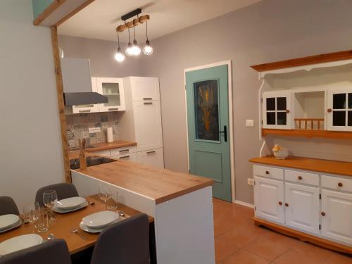 - une cuisine avec une table, des chaises et un comptoir dans l'établissement SočaLand Apartmaji, à Vallée de la Soča