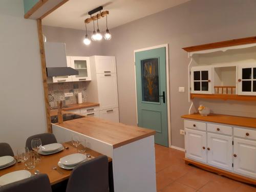 Kuchyň nebo kuchyňský kout v ubytování SočaLand Apartmaji