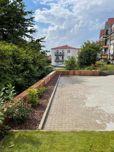 a garden with a brick walkway in a city at 2-Zimmer Wohnung an der Lindenstraße in Lengerich