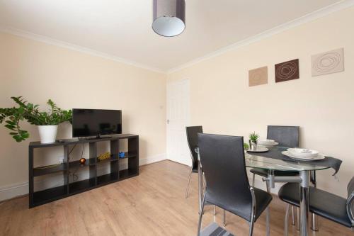 BookedUK: Modern 3-Bedroom Apartment in Harlow