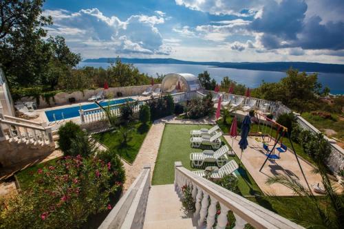 Utsikt mot bassenget på Apartment in Crikvenica with sea view, terrace, air conditioning, WiFi 3492-6 eller i nærheten