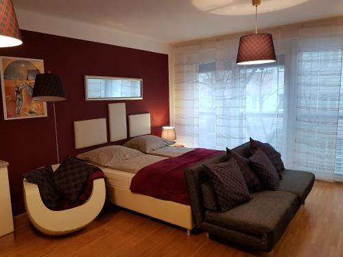 1 dormitorio con 1 cama grande y 1 silla en BullsLiving Kaisermühlen Apartment Erni next to UNO City, en Viena
