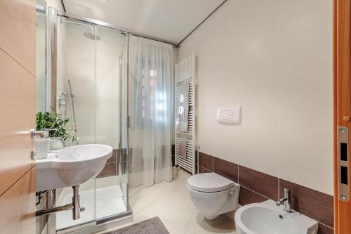 Un baño con lavabo, inodoro y ducha. en Casa Piccionaia, Luxury Home with Free Private Parking inside Lucca, en Lucca