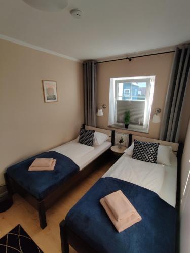 ein kleines Zimmer mit 2 Betten und einem Fenster in der Unterkunft Apartament Lea w Kudowie Zdrój in Kudowa-Zdrój