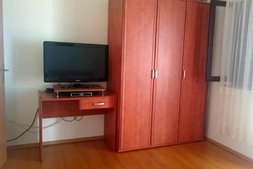 telewizor na drewnianym stojaku obok szafki w obiekcie Apartment in Novalja with sea view, terrace, WiFi 3572-2 w Novalji