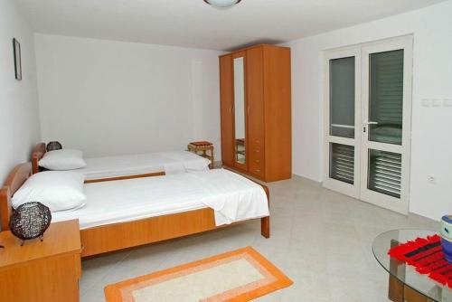 une chambre avec un lit et une table en verre dans l'établissement Holiday house in Tri Porte Potirna with sea view, terrace, air conditioning, WiFi 39-1, à Potirna