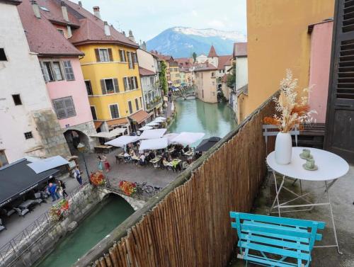 - un balcon offrant une vue sur la rivière dans l'établissement Le Thiou 3 étoiles - Charmant & Authentique, Au Cœur de la Vieille Ville, Billard, 6 personnes, à Annecy