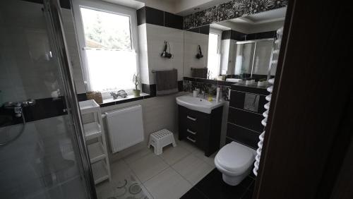 A bathroom at Miodowe Zacisze