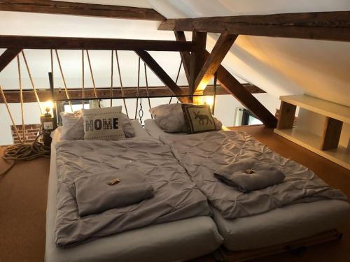 a large bed with pillows on it in a room at Lokschuppen im alten Bahnhof Industrial Style in Moschheim